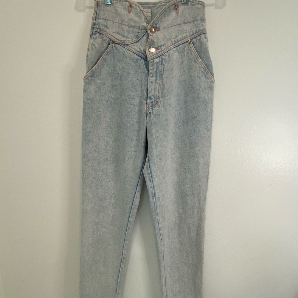 Vintage 80/90’s High Rise Light Wash Blue Jeans with Unique Waistband 
Small/26”